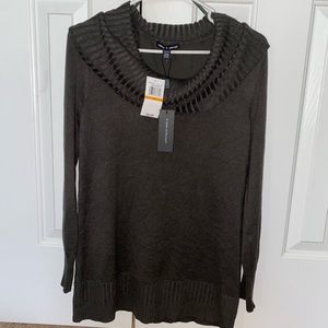 Women’s olive green long sleeve sweater/top